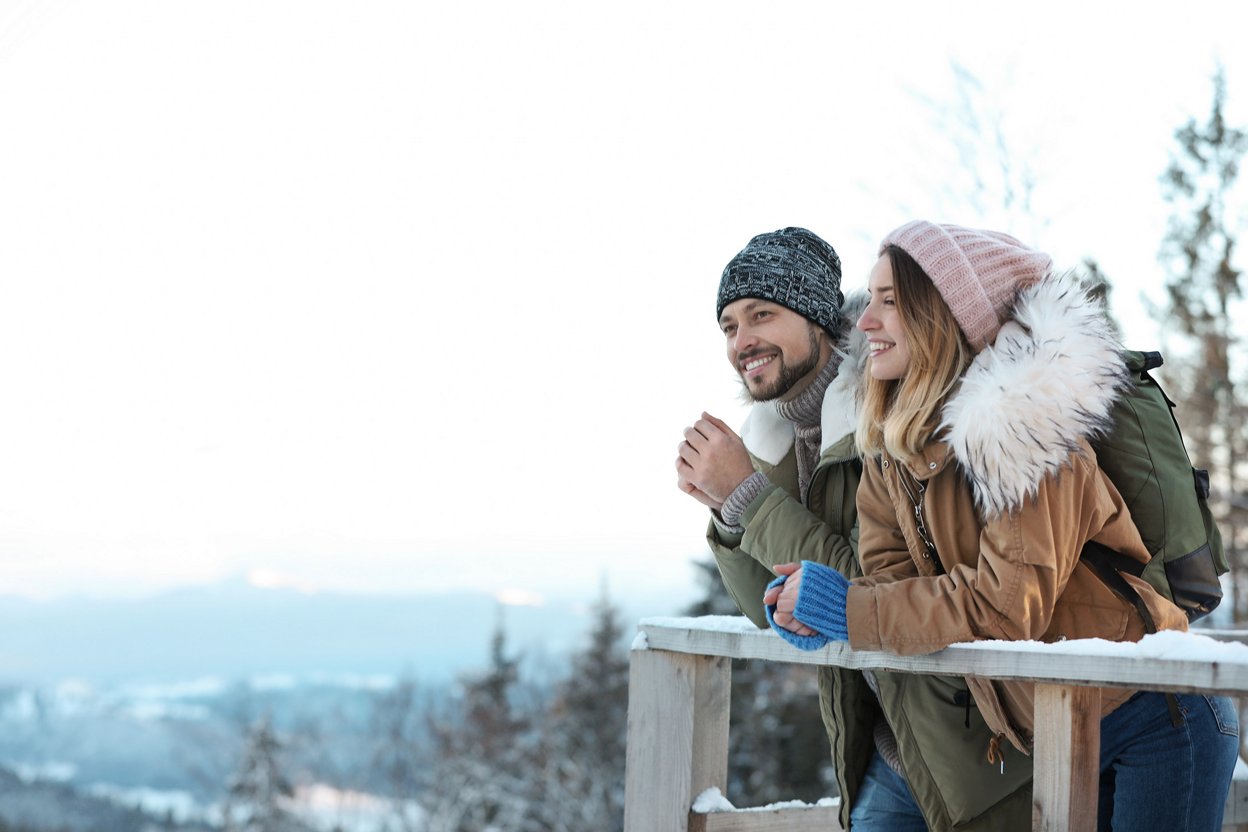 Una pareja al aire libre en invierno